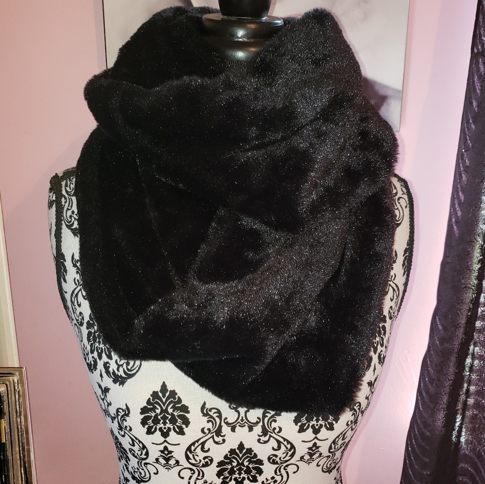 Black faux fur scarf